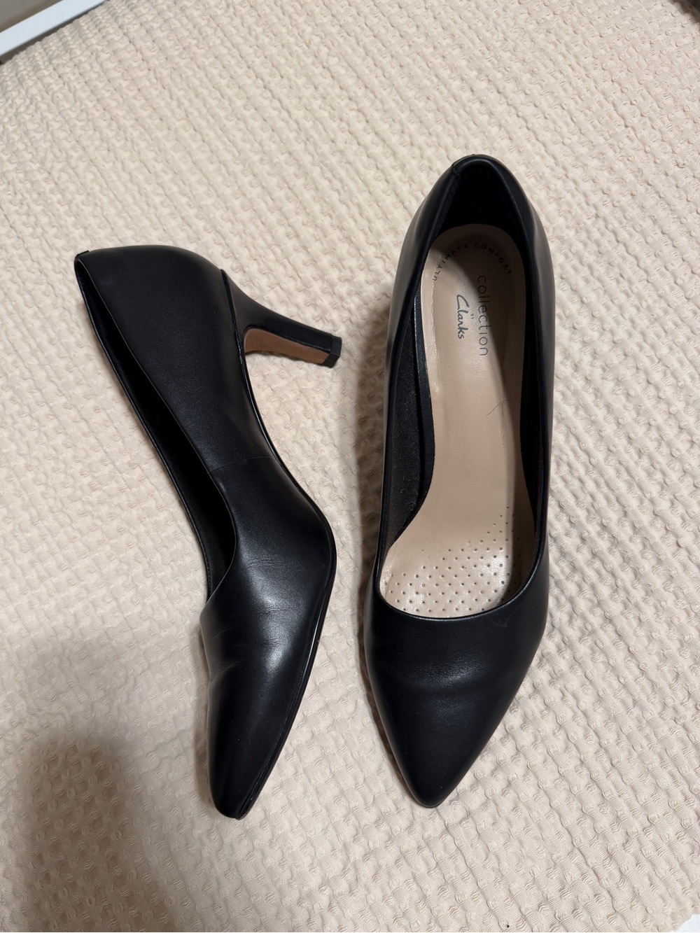 Clarks Black Pointed-Toe Mid Heel Pumps